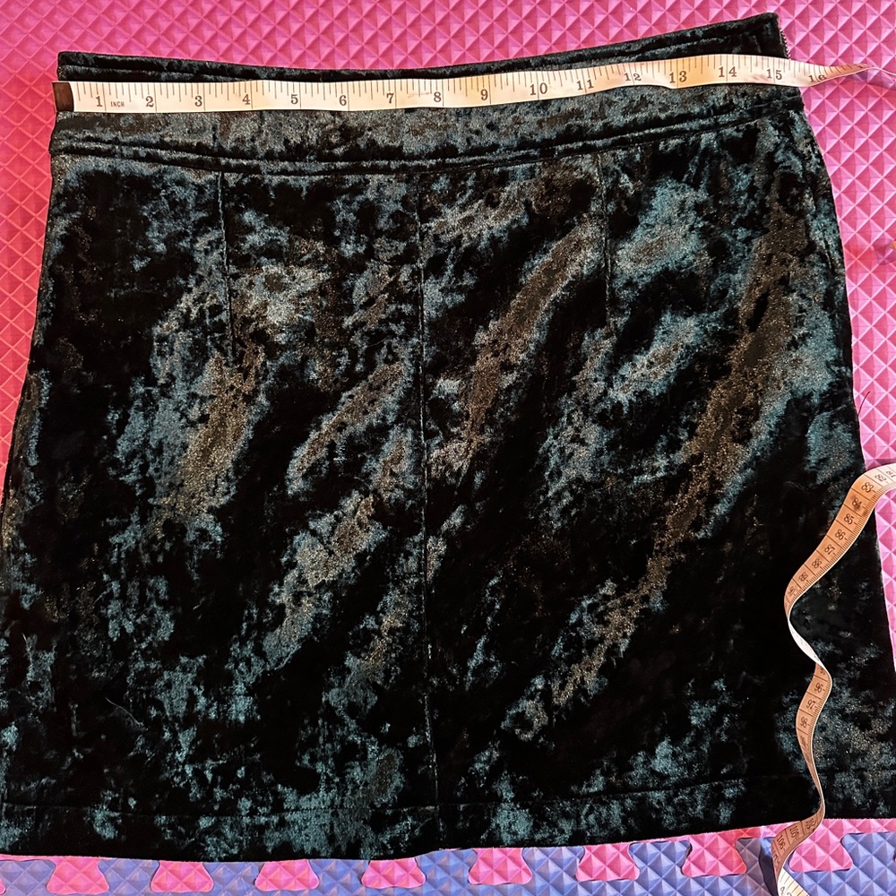Storia green velvet mini skirt size large, worn once! - Picture 6 of 9